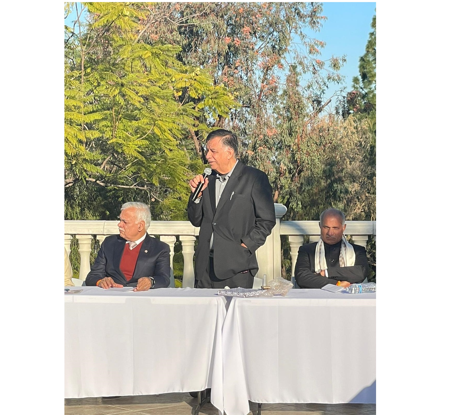 A team of @Invest UP led by Hon’ble Speaker of Legislative Assembly Shri Satish Mahana and Hon’ble Minister of Animal Husbandry Shri Dharmpal Singh, Hon’ble Chief Secretary Shri Durga Shankar Mishra and senior officers from the UP Government were in Los Angeles for a Road Show. The delegation visited the facilities, Film studios & certain industries in Los Angeles and San Diego.  Consul General Dr. T.V. Nagendra Prasad in association with M/s LPH Apparel Inc (Mr. Gaurav Bhargava), hosted an interactive session with entrepreneurs and Venture Capitalists of Indian origin.  Hon’ble Speaker in his address appreciated the contributions of Indian diaspora across the world and that India feels proud about the same.  Hon’ble Chief Secretary Mr. Durga Shankar Mishra detailed the policies and advantages of UP for investments and also the progress achieved during the last few years under the leadership of Hon’ble Chief Minister Yogi Adityanath.  The meeting ended with signing of few Memoranda of 