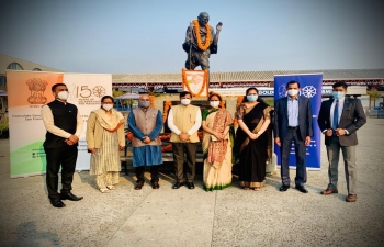 Consul General Dr. T.V. Nagendra Prasad paid floral tributes at the statue of Mahatma Gandhiji in San Francisco to mark the occasion of Mahatma’s 151st birth anniversary. The virtual event was followed by a musical rendition by Padma Bhushan Ustad Zakir Hussain, Kala Ramnath & Mahesh Kale; and a Khadi fashion show presented by WomenNow. #GandhiJayanti #MahatmaGandhi #MannMeinBapu #MKGandhi