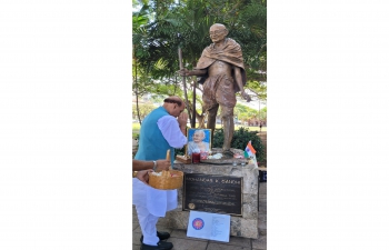 Rich tributes were paid by Hon’ble Raksha Mantri Shri Rajnath Singh to #MahatmaGandhi in #Honolulu with traditional Hawaiian Lei ceremony. The statue of Mahatma overlooking the pacific ocean was installed by the Indian community in 1990 and Gandhi Peace Foundation led by Dr. Raj Kumar regularly conduct ceremonies to spread message of Bapu to the world. The Indian community was also present on the occasion at the statue over looking #Pacific.