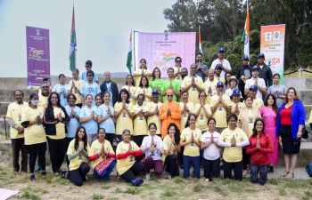 The Consulate General of India San Francisco concluded week long 8th #InternationalDayofYoga celebrations on West Coast with large participation. Yoga session was held by Yoga teachers including Ms. Ashwini Surpur from Yogabharati & Ms. Padma Subbaraman. Swami Tattwamayananda of Vedanta Society of Northern California, first Hindu Temple in the US under the instructions of Swami Vivekananda graced the occasion. Consul General Dr. T.V. Nagendra Prasad mentioned about increase of popularity of Yoga across the continents since UN declaration of June 21 as #IDY in 2015. He also suggested to popularise other indigenous products & practices of yoga in India.