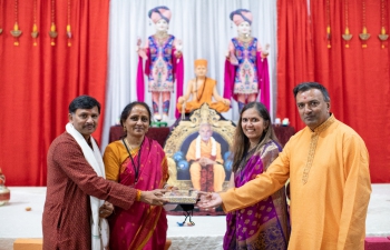 The BAPS Swaminarayan Sanstha Mandir in #Milpitas had an impressive #Diwali Annakut celebrations. Consul General Dr. T.V. Nagendra Prasad appreciated the invitation. He thanked the volunteers and entire team for their services to preserve India’s rich culture. He also said that such events attended by over 20,000 people do help.