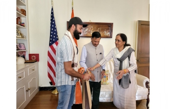 Telugu Singer, Composer & Lyricist Mr. Ram Miriyala @Ram_Miriyala met Consul General Dr. T.V. Nagendra Prasad at India House in San Francisco. Consul General complimented him on huge base fan following in #bayarea for his music shows without seating!