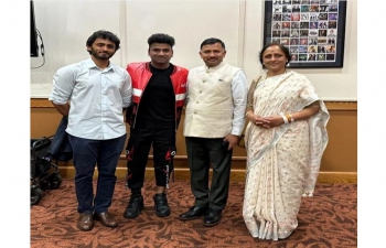 Consul General Dr. T.V. Nagendra Prasad honoured the popular Telugu Singer, Composer and Performer Devi Sri Prasad @thisisdsp in #SanJose at an event organized by Bay Area Telugu Association @bata.events. Telugu Music lovers enjoyed the energetic and electrifying concert by Devi Sri Prasad @thisisdsp and the danced to foot tapping numbers. He composed music for recent Telugu movie which was a hit across the country ‘Pushpa’. Consul General wished Devi Sri Prasad & his team successes in his endeavors.
