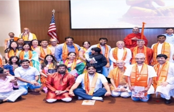 The Indian community alongwith Jeeyar Educational Trust (JET) organised ‘Ask Me Anything’, a discourse of Vedic Philosophy and ‘Srinivasa Kalyanam by His Holiness Tridandi Chinna Jeeyar Swamy in Seattle. Over 2000 people attended the Kalyanam. Consul General Dr. T.V. Nagendra Prasad highly appreciated the work taken up by @jeeyarswamy in the areas of Education, Women healthcare and school for visualy impaired and was personally impressed by ‘Prajna’ initiative. Besides the large Indian community, elected members including Washington State Senator Manka Dhingra @mankadhingraforag attended the event. His Holiness Chinna Jeeyar Swamy in his discourse emphasized on preserving rich cultural heritage of India also. 