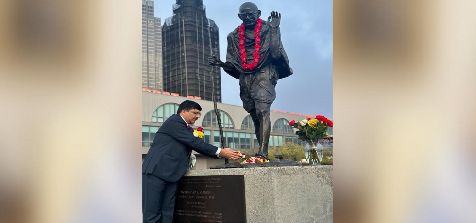 Consul General Dr. K. Srikar Reddy paid his respects by offering floral tributes to #MahatmaGandhi on the eve of his 154th birth anniversary in San Francisco.